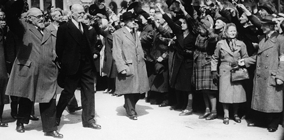 Staatskanzler Renner und Bürgermeister Körner auf dem Weg zum Parlament, 29. April 1945