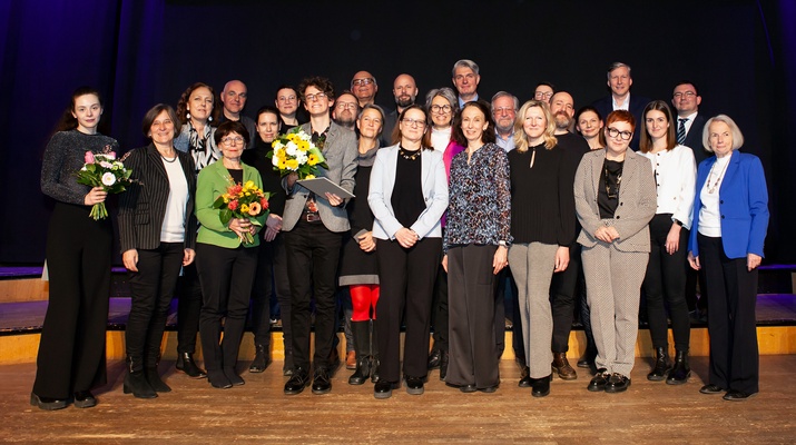 Die Gewinner:innen mit den Vertreter:innen der KEBÖ-Verbände, Gastgeberin Silvia Lahner und Preisrednerin Anneliese Rohrer