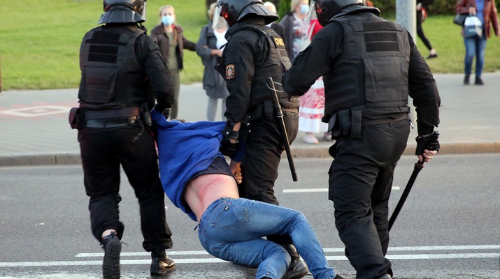 Demonstrant wird grob abgeschleppt