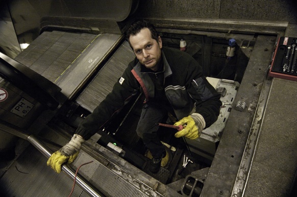 Mann beim Rolltreppenservice