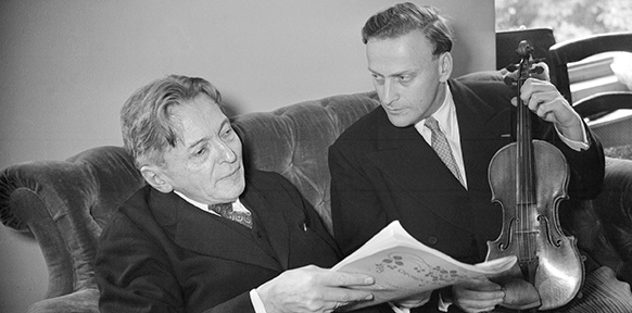 George Enescu und Yehudi Menuhin auf einem Sofa