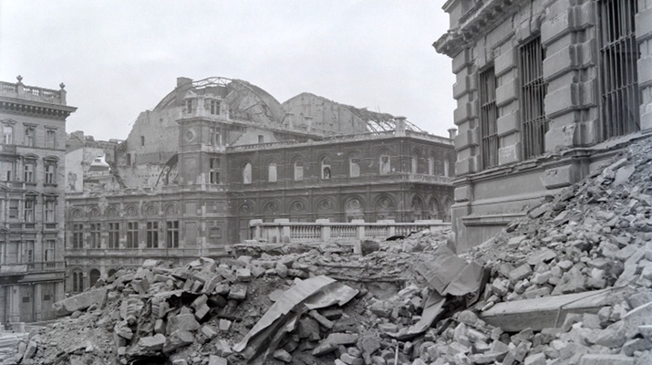 Blick im Oktober 1945 auf die Oper über die, durch einen Bombentrichter zerstörte, Rampe der Albertina.