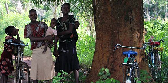 Zwei südsudanische Frauen mit ihren Kindern