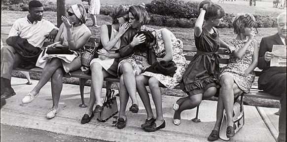 Frauen auf einer Parkbank