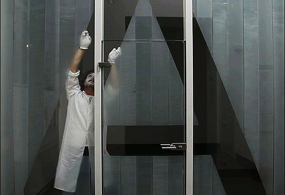 Mann hinter Glas