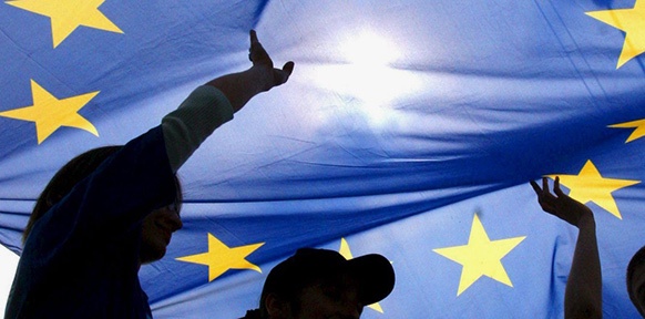 Jugendliche mit EU-Fahne