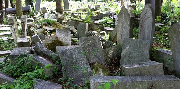 Umgestoßene Grabsteine auf einem jüdischen Friedhof
