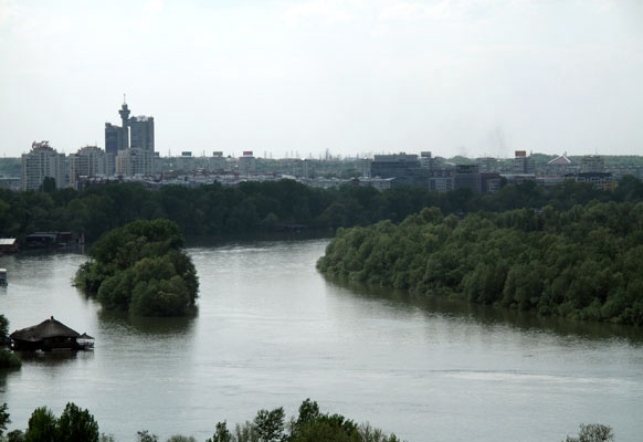 Sava-Blickrichtung Novi Beograd mit Genex Doppel-Turm.