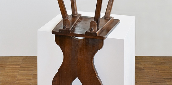 (C) GALERIE IM TRAKLHAUS Hans Peter Feldmann, „Erinnerung an meine Zeit als Kellner", Holzstuhl, Sockel (Bildausschnitt)