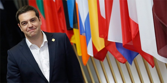 Alexis Tsipras vor europäischen Flaggen