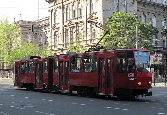 In der Bulevar Kralja Aleksandra. Universitätsgebäude und mittlerweile historisches Modell der Straßenbahn