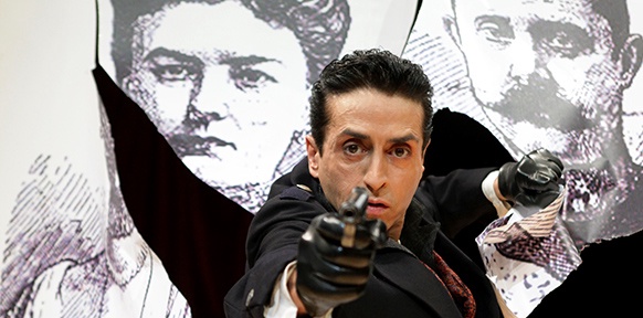 (C) FESTSPIELE REICHENAU, FOTO: CARLOS DE MELLO Thronfolger-Paar + Mann mit Pistole