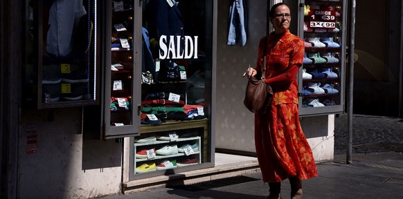 APA/AFP/FILIPPO MONTEFORTE Auslage mit der Aufschrift "Saldi"