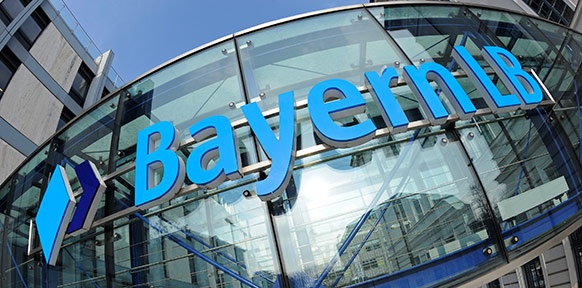 Das Logo der Bayerischen Landesbank an der Zentrale
