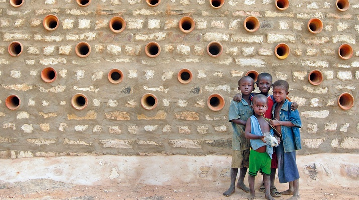 Kinder vor einem Lagerhaus in Bolmo, Mali