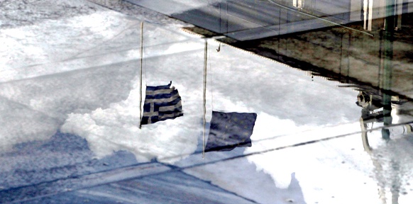 Griechische Flagge im Spiegel einer Wasserlache