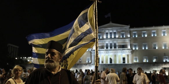 Nächtliche Demonstration vor dem griechischen Parlament