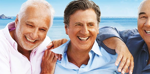 WELTKINO Filmplakat: Freunde umarmen einander