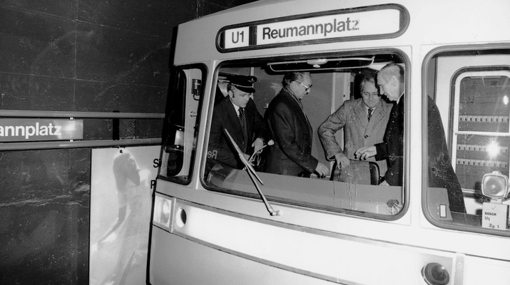 1978 Bundespräsident Kirchschlaeger uebernimmt das Cockpit bei der U1-Jungfernfahrt
