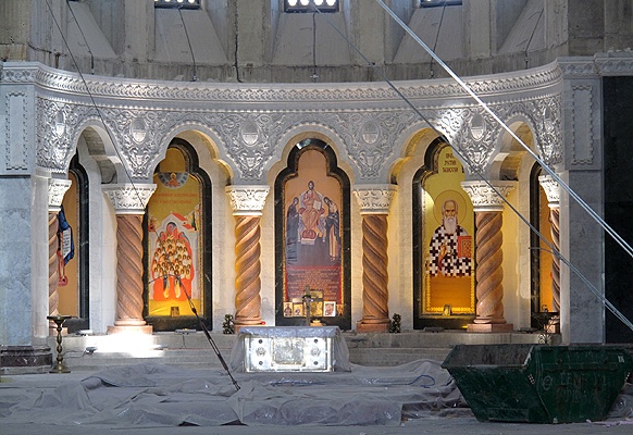 Hram Save. Altar und Schutt-Container