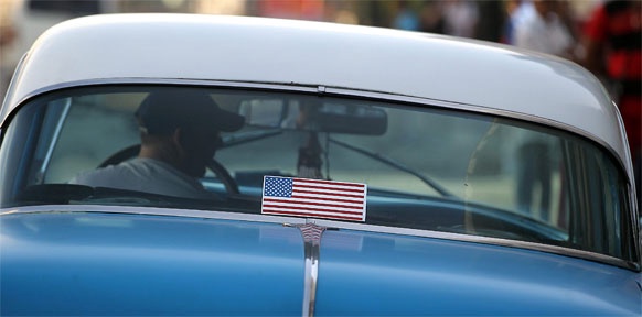 Kubanisches Taxi mit US-Flagge