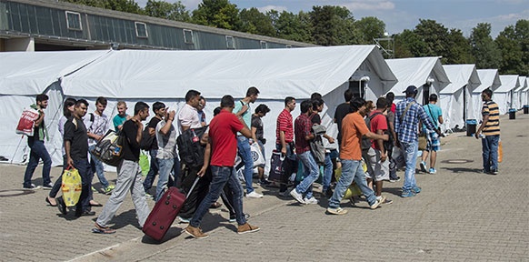 Flüchtlinge beziehen Notzeltlager