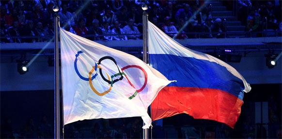 Olympiafahne und Russische Flagge