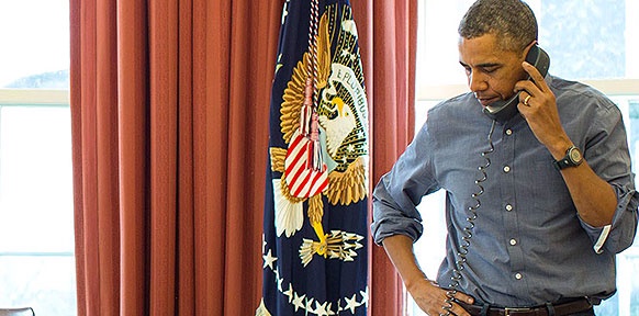 Der amerikanische Präsident Barack Obama telefoniert