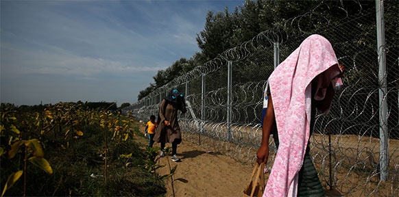 AP/DARKO VOJINOVIC Flüchtlinge entlang der Grenze