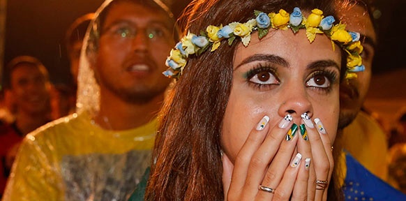 Brasilianische Fußballanhängerin blickt bestürzt