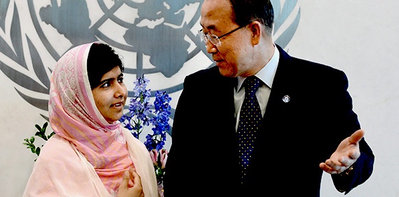 Malala Yousafzai mit Ban Ki-moon bei den Vereinten Nationen