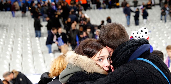 Frau umarmt Mann in Paris