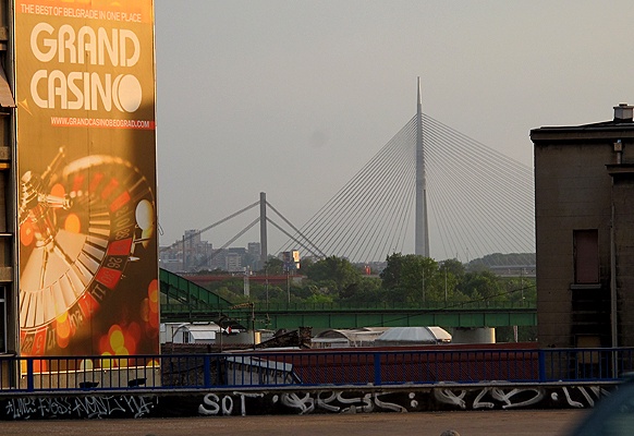 Ein neues Wahrzeichen für Belgrad. Die "Giraffe". Pylon Brücke über die Sava mit Geldern der Weltbank gebaut. Davor: Werbung für Casino. Gambling-Cafés sind im Belgrader Stadtbild sehr präsent.