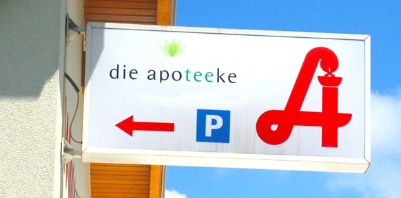 (C) öSTERREICHISCHE APOTHEKERKAMMER Ein Hinweisschild zu einer Apotheke