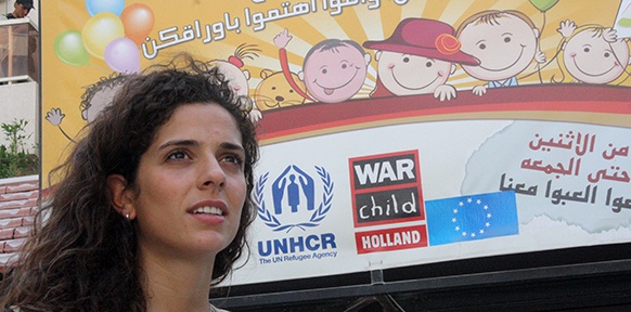 Dame vor UNHCR-Schild im Libanon