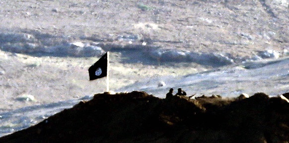 Die Flagge des IS am Stadtrand von Kobane