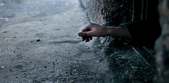 Hand bei Abfluss