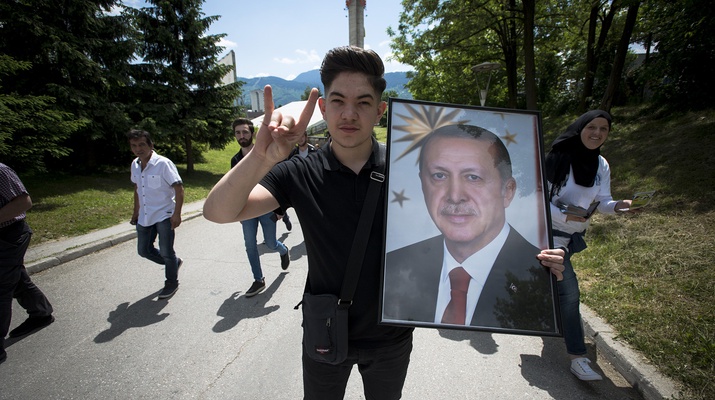 Vor der Halle: Der rechtsextreme türkische Wolfsgruß 