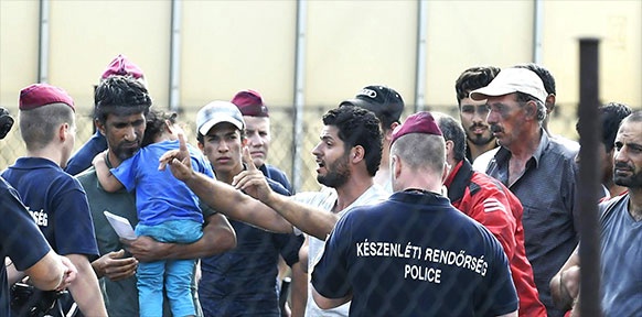 Diskussion zwischen Flüchtlingen und ungarischer Polizei