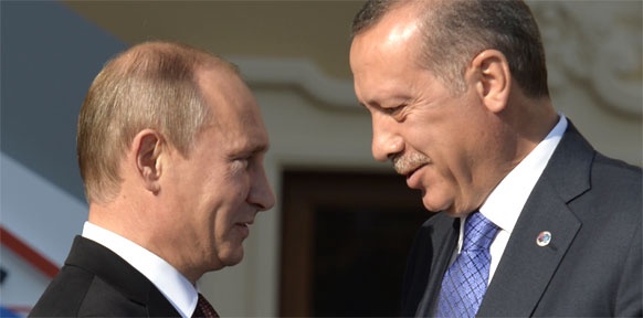 APA/AFP/ERIC FEFERBERG Die Köpfe von Putin (links) und Erdogan (rechts). Erdogan ist größer und schaut auf Putin herab.