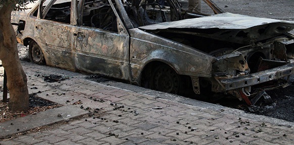 Verbranntes Auto in einem Vorort von Damaskus