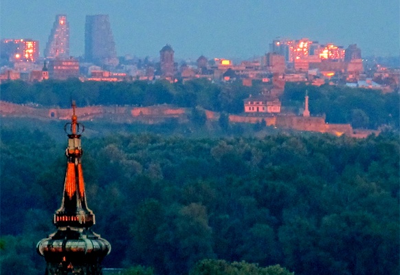 Die West-Gate Türme glitzern im Sonnenuntergang. Davor die Wehranlage Kalemegdan.