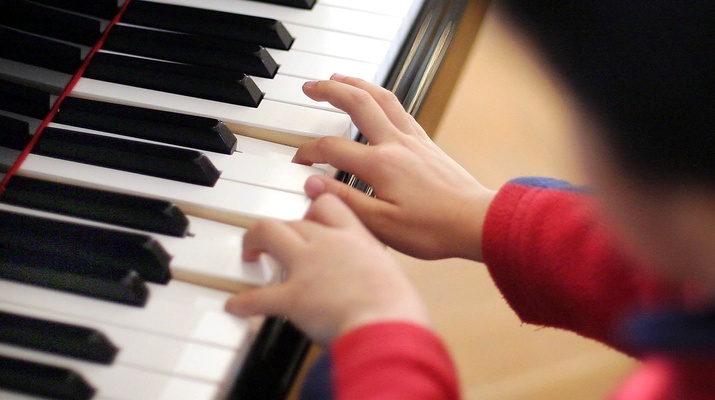 APA/ZB/MICHAEL HANSCHKE Kind spielt Klavier