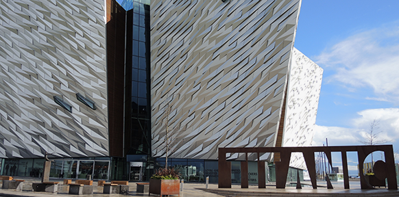 ORF/URSULA BURKERT Titanic Belfast Haupteingang