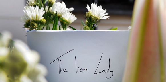 Eine Beileidskarte mit der Aufschrift "The iron Lady"