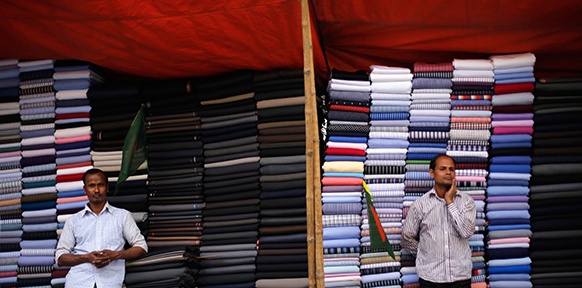APA/EPA/ABIR ABDULLAH Textilverkäufer in Bangladesh