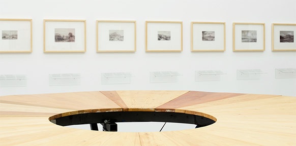 Holztisch, Ausstellungsansicht