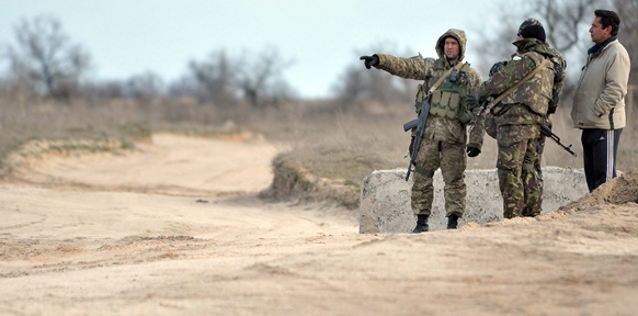 Ukrainische Soldaten deuten nach links