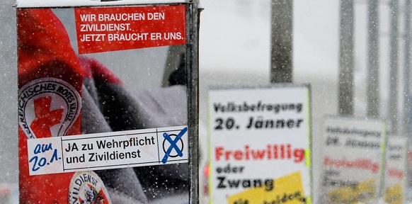 Wahlplakate für und gdgen die Wehrpflicht