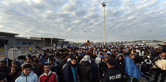 Menschenmenge am Grenzübergang Nickelsdorf